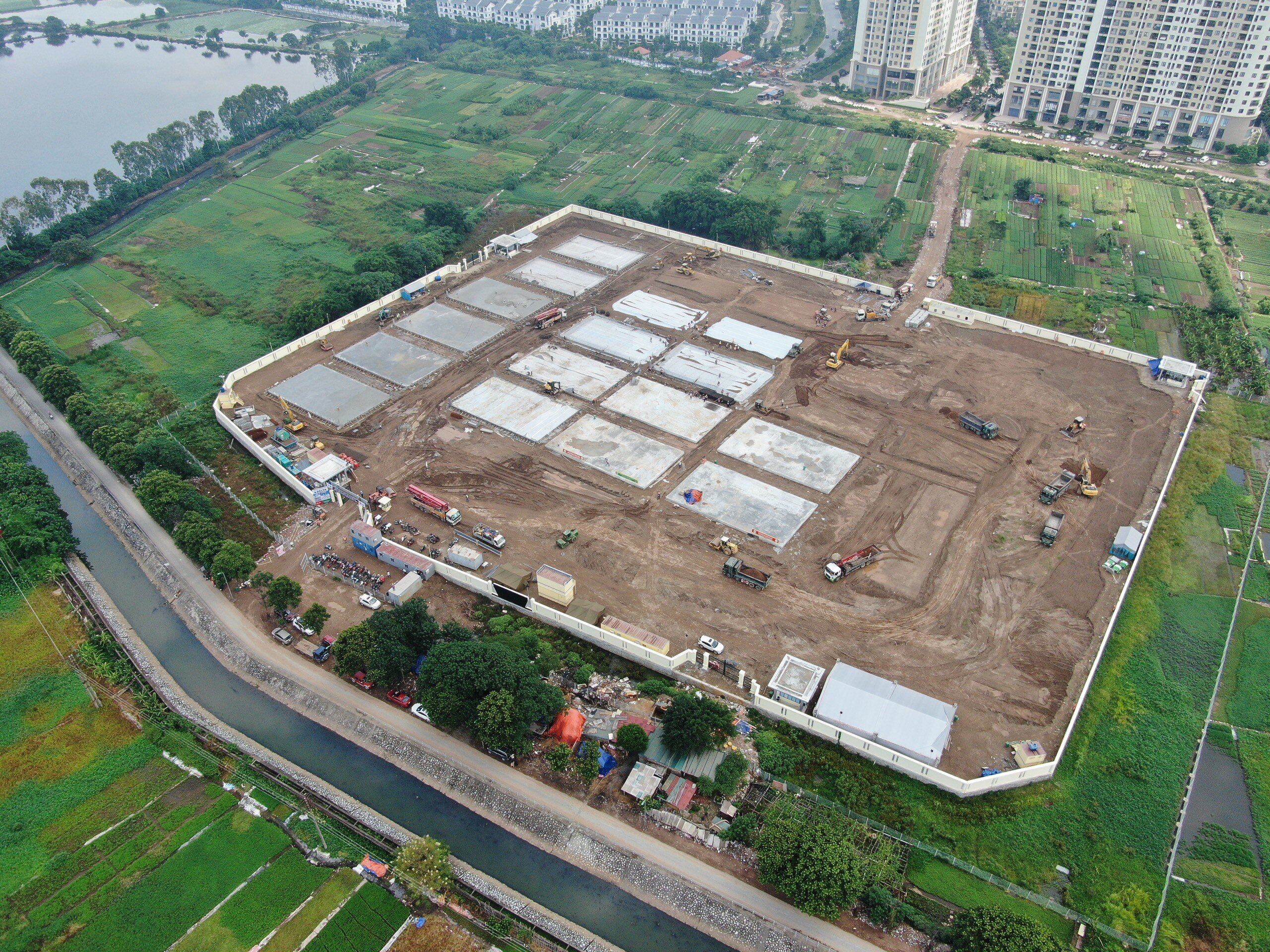 Sau khi khảo s&aacute;t, TP H&agrave; Nội đ&atilde; chọn l&ocirc; đất số 587 Tam Trinh, quận Ho&agrave;ng Mai để x&acirc;y dựng bệnh viện d&atilde; chiến phục vụ c&ocirc;ng t&aacute;c ph&ograve;ng chống dịch Covid-19.