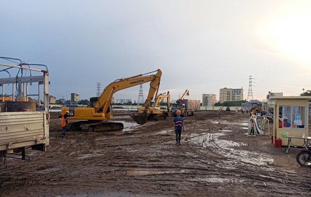 C&ugrave;ng với đ&oacute;, l&agrave; h&agrave;ng chục thiết bị m&aacute;y m&oacute;c ti&ecirc;n tiến phục vụ qu&aacute; tr&igrave;nh vẫn chuyển, n&acirc;ng vật liệu để x&acirc;y dựng bệnh viện d&atilde; chiến.