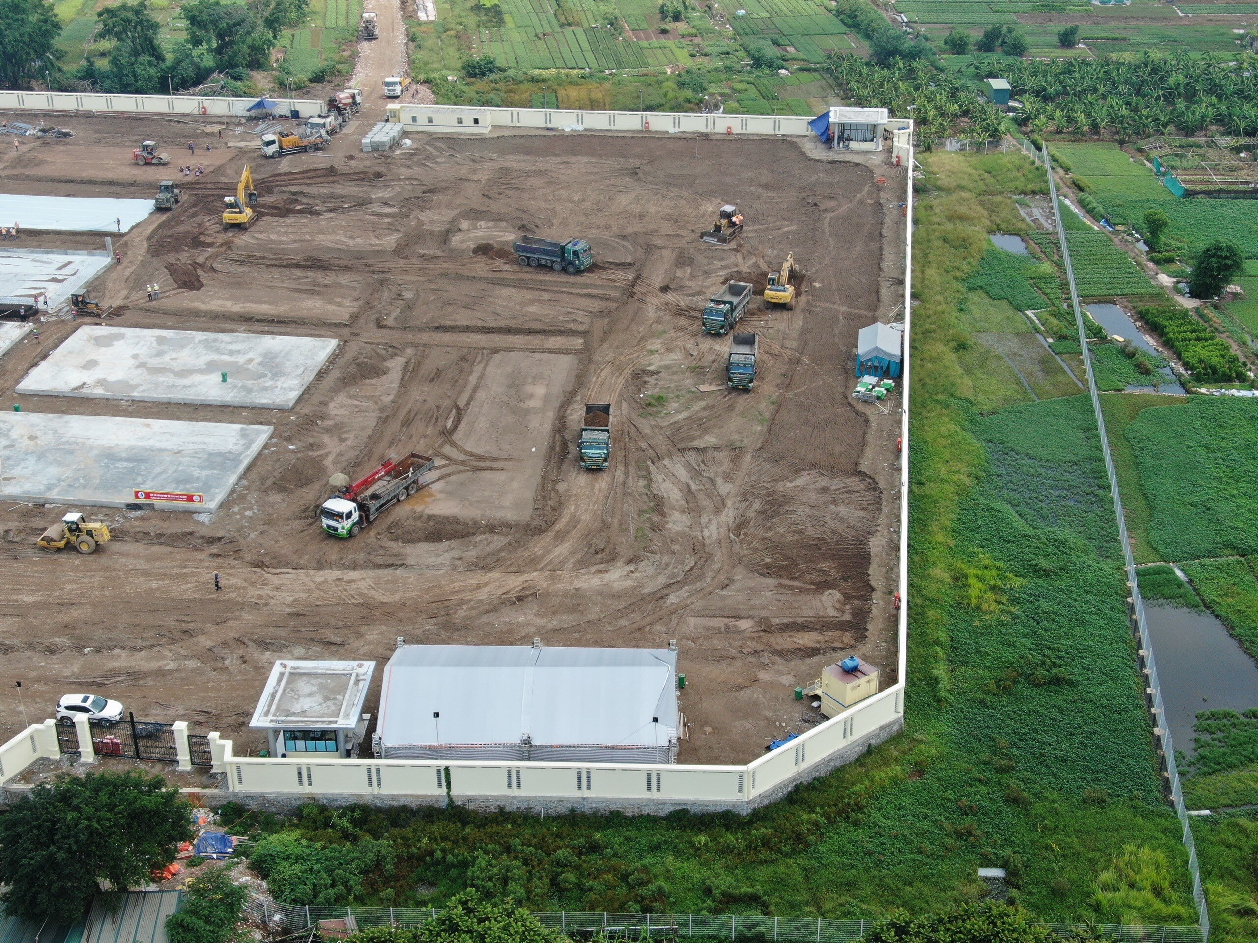 Theo đơn vị thi c&ocirc;ng, khi c&ocirc;ng tr&igrave;nh gần xong cơ bản sẽ tiến h&agrave;nh mắc điện nước v&agrave; chuy&ecirc;n chở c&aacute;c vật tư y tế v&agrave;o bệnh viện.