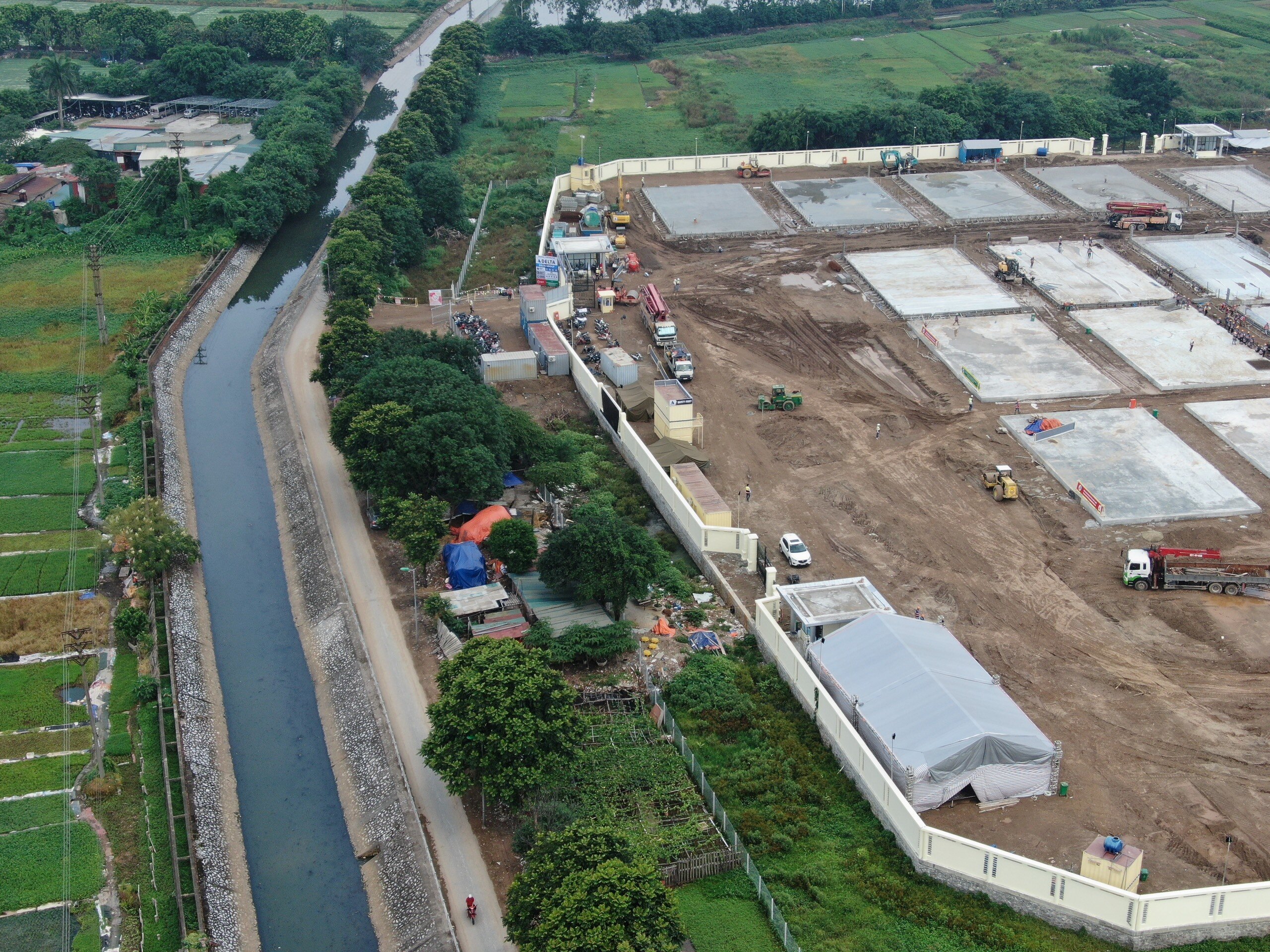 Để mở lối đi v&agrave;o Bệnh viện d&atilde; chiến, UBND TP H&agrave; Nội đ&atilde; chỉ đạo quận Ho&agrave;ng Mai đẩy nhanh tiến độ giải ph&oacute;ng mặt bằng dự &aacute;n x&acirc;y dựng hạ tầng kỹ thuật khu đất đấu gi&aacute; x&acirc;y dựng nh&agrave; ở tại phường Y&ecirc;n Sở.