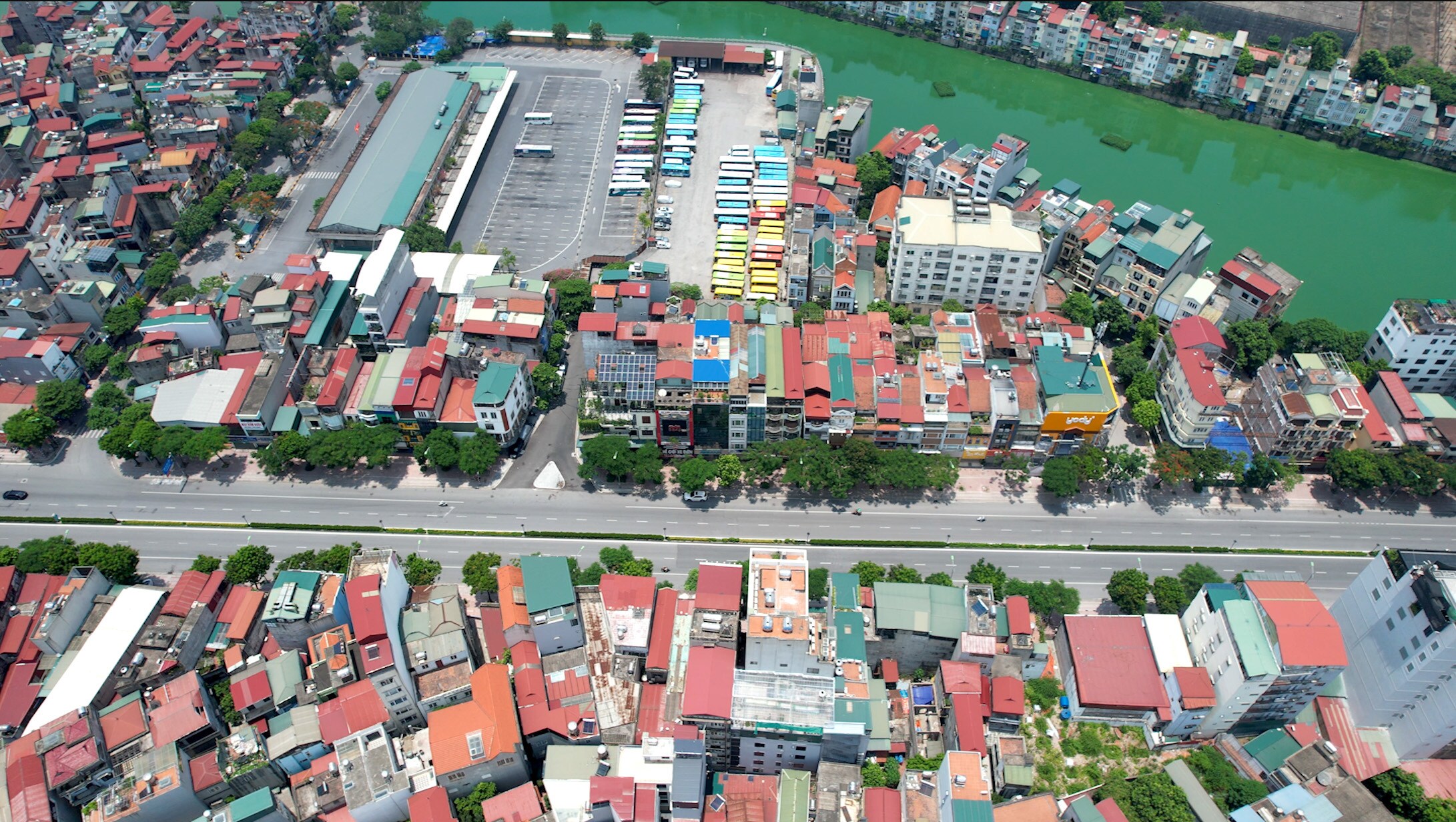 Bến xe Gia Lâm không một bóng người vì hoạt động vận tải liên tỉnh đến Hà Nội bị tạm dừng từ khi thành phố giãn cách.