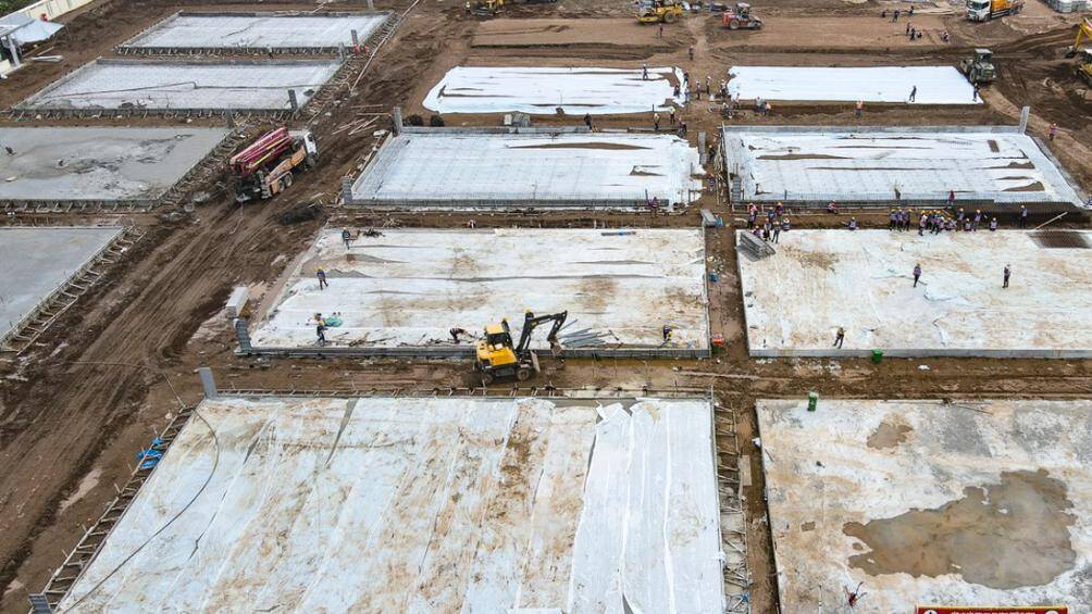 Chiều nay (30/7), c&oacute; mặt tại c&ocirc;ng trường, PV ghi nhận c&oacute; h&agrave;ng trăm c&ocirc;ng nh&acirc;n đang tiến h&agrave;nh x&acirc;y dựng bệnh viện tr&ecirc;n tinh thần khẩn trương nhất.