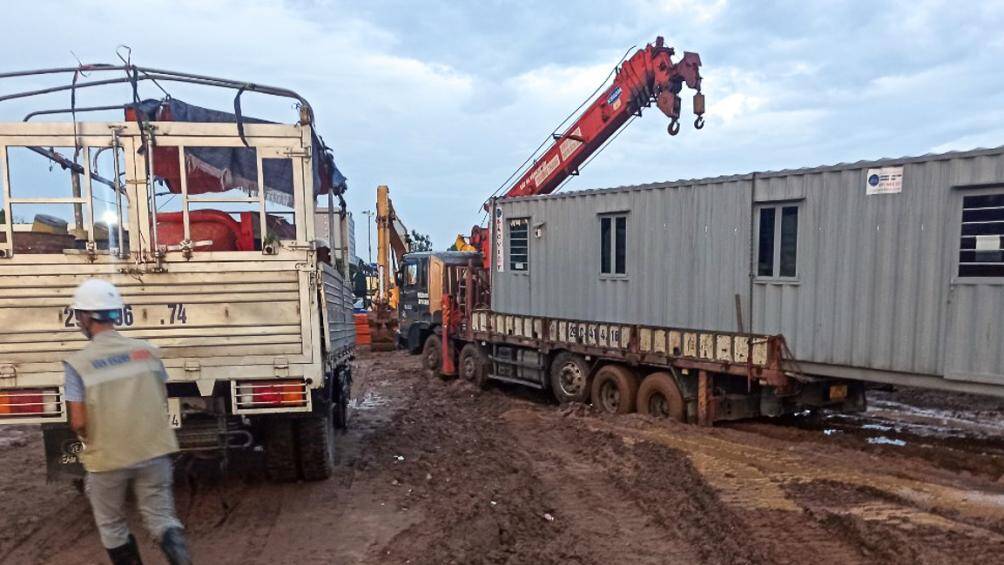 Tất cả c&aacute;c c&ocirc;ng nh&acirc;n tại đ&acirc;y trong qu&aacute; tr&igrave;nh thi c&ocirc;ng đều phải tu&acirc;n thủ đảm bảo an to&agrave;n ph&ograve;ng chống dịch Covid-19.