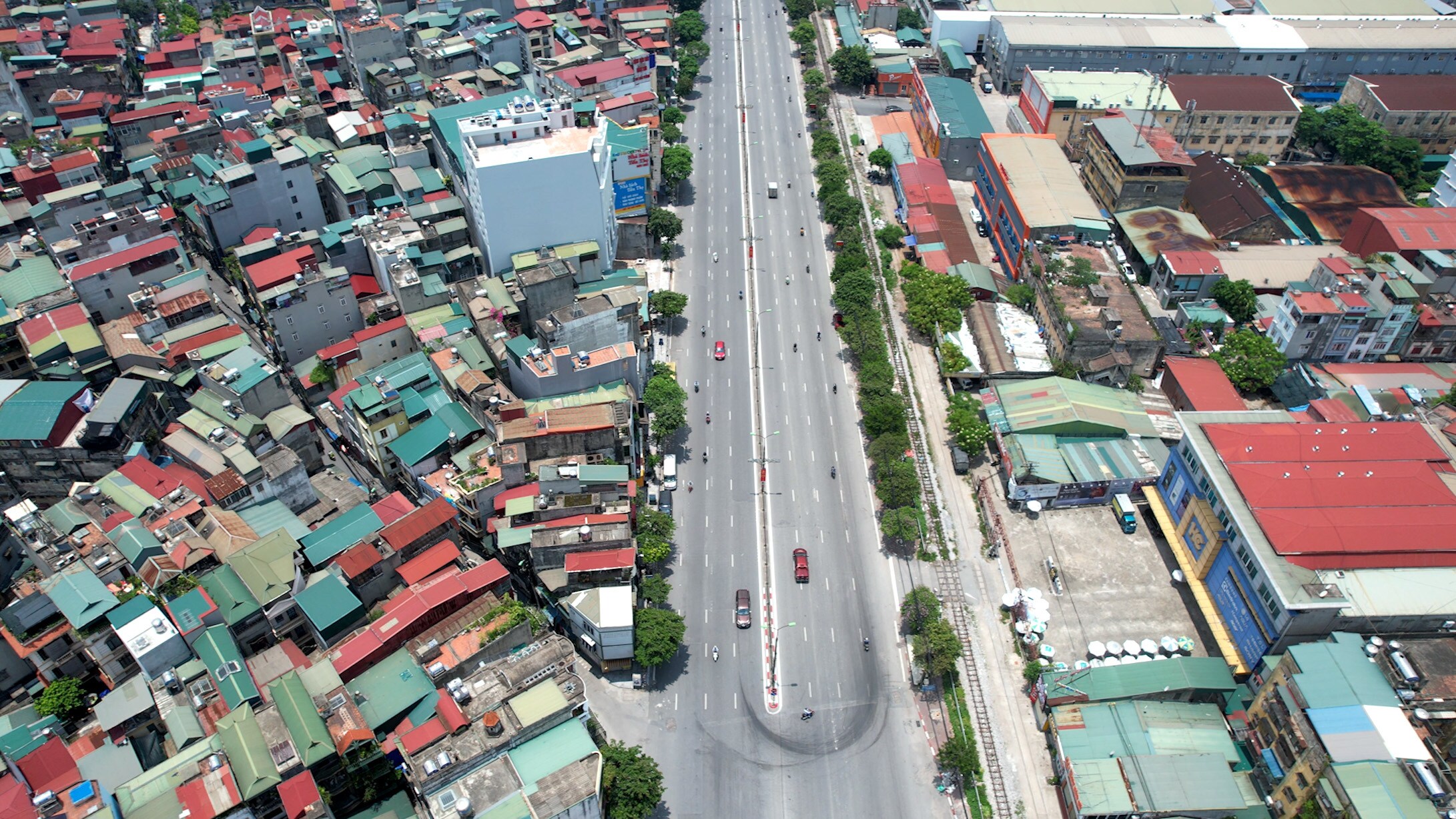 Cách đó không xa là phố Giải Phóng - con đường huyết mạch nối phía Nam với trung tâm TP Hà Nội, ngày đêm nườm nượp phương tiện qua lại thì nay túc tắc vài xe đi qua.