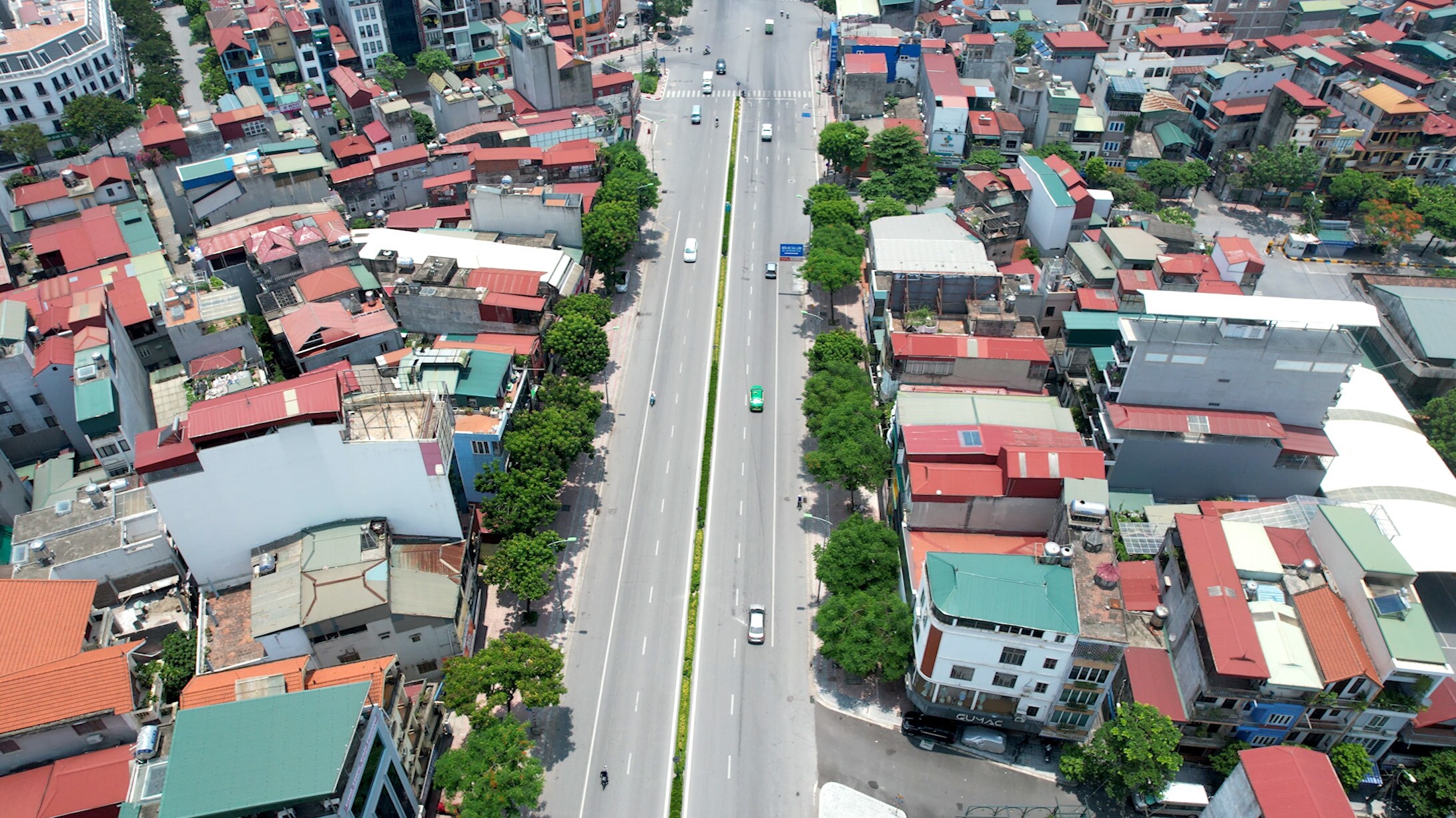 Đường Nguyễn Văn Cừ (quận Long Biên) cũng thưa thớt phương tiện qua lại.