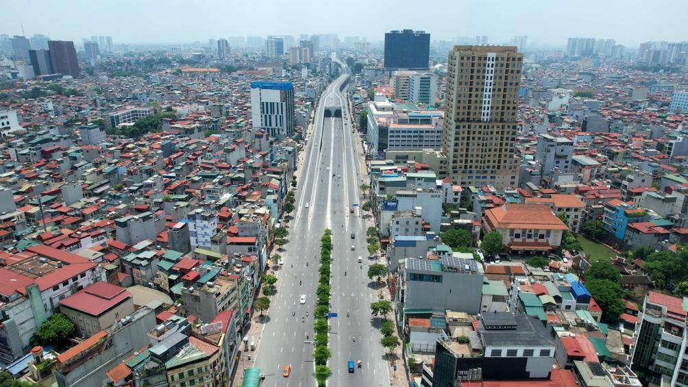 Đường Trường Chinh mới được xây dựng lại với 12 làn lác đác xe lưu thông.