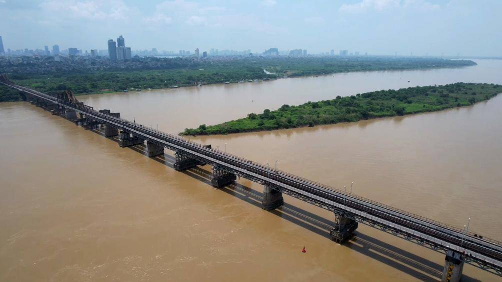 Cũng giống như cầu Nhật Tân, cầu Long Biên lượng người qua lại có thể đếm trên đầu ngón tay. Với tuổi đời hơn một thế kỷ, có lẽ đây là lần đầu tiền câu Long Biên vắng "hơi người" đến thế.