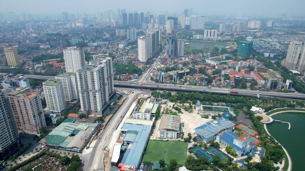 Nga tư Lê Văn Lương giao với Tố Hữu ngày thường các phương tiện phải nối đuôi, xếp hàng vì phân luồng giao thông phục vụ thi công hầm chui thì nay "không một bóng người" qua lại.