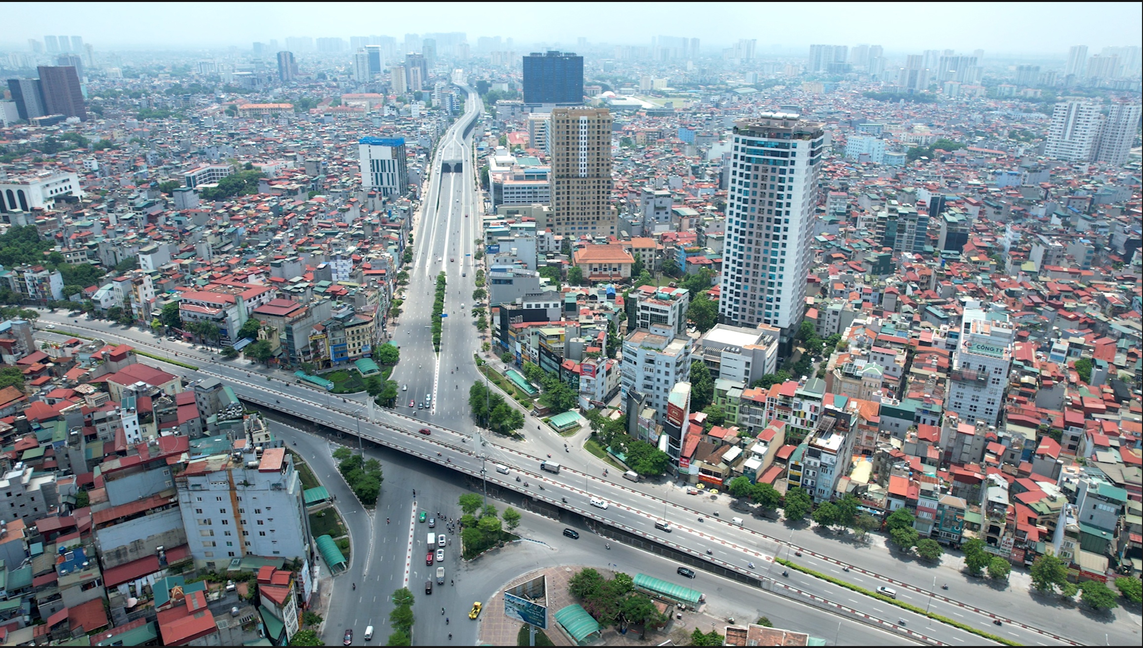 Hôm nay (30/7), là ngày thứ 7, TP Hà Nội thực hiện giãn cách xã hội theo Chỉ thị 16 của Thủ tướng Chính phủ. Giao thông Hà Nội tiếp tục thưa vắng người qua lại.
Ảnh chụp từ Ngã Tư Sở vào 10h sáng nay cho thấy lượng phương tiện thưa thớt, khác xa so với trước khi chưa thực hiện giãn cách xã hội.