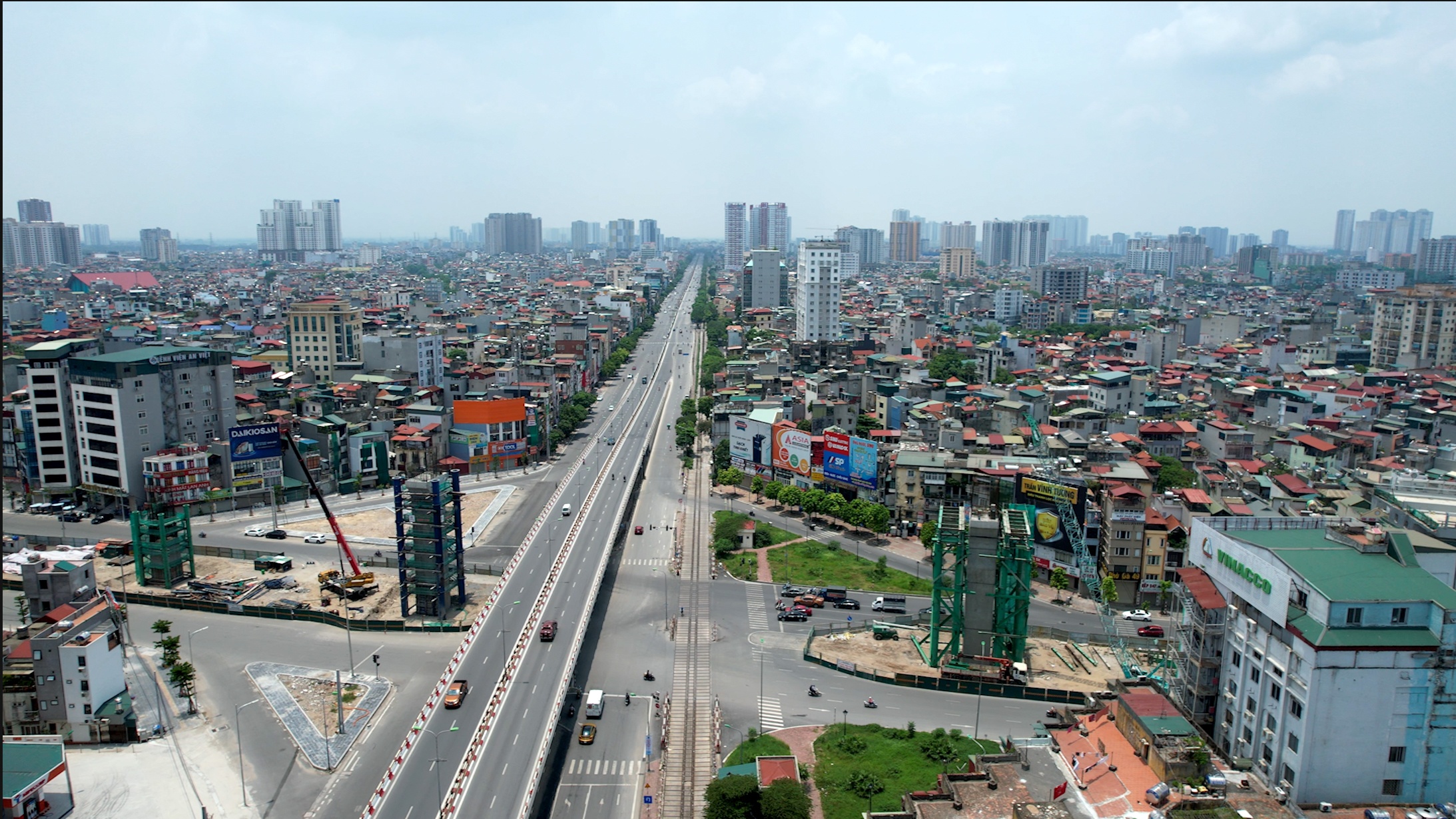 Ngã tư Vọng - điểm thường xuyên ùn tắc vì công trường thi công thì giờ đây, phương tiện lưa thưa.