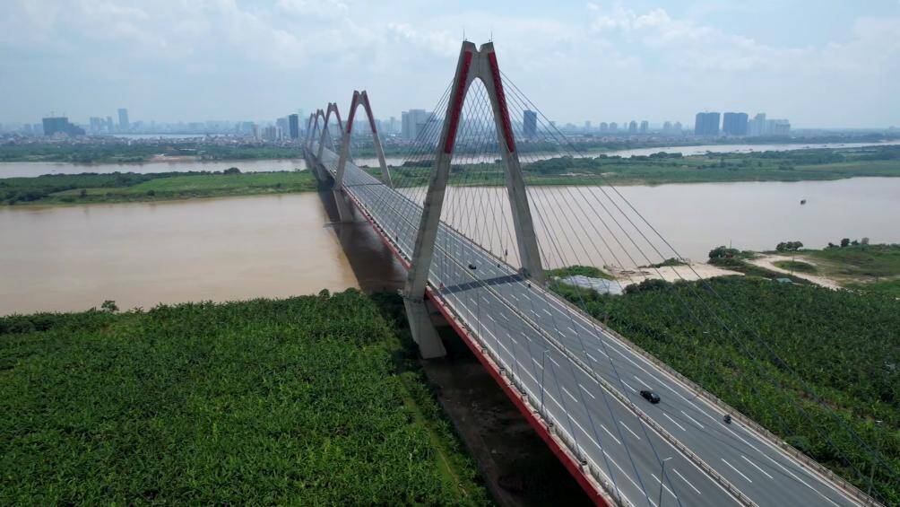 Cầu Nhật Tân, phải đứng khá lâu mới thấy bóng dáng của những chiếc xe máy, chiếc ô tô đi qua.