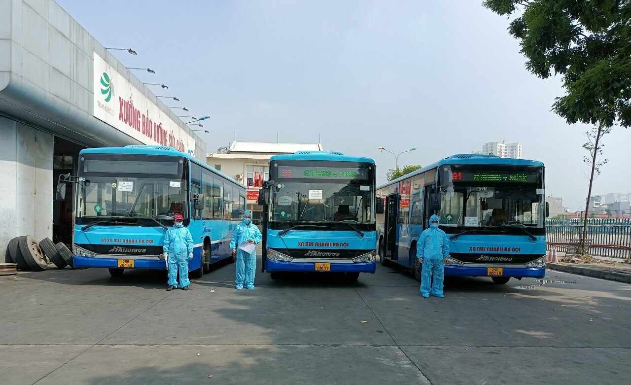 Trung t&acirc;m Quản l&yacute; v&agrave; điều h&agrave;nh giao th&ocirc;ng c&ocirc;ng cộng th&agrave;nh phố H&agrave; Nội vừa phối hợp với Bộ Tư lệnh Thủ đ&ocirc;, Transerco x&acirc;y dựng phương &aacute;n vận chuyển c&ocirc;ng d&acirc;n F1 đi c&aacute;ch ly tập trung v&agrave; vận chuyển c&ocirc;ng d&acirc;n hết thời gian c&aacute;ch ly về c&aacute;c địa phương.