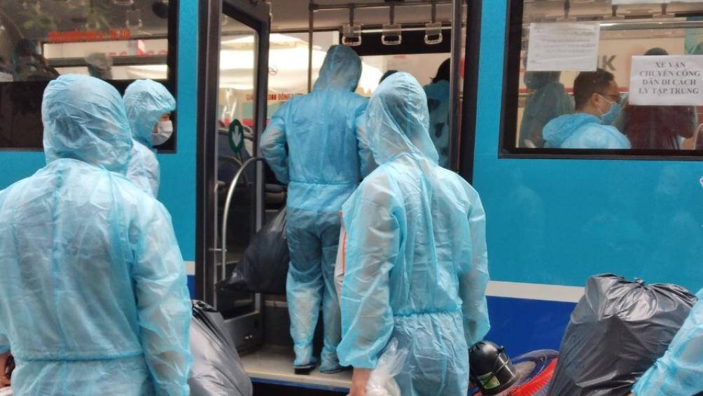 Theo đ&oacute;, H&agrave; Nội huy động 20-25 xe bu&yacute;t vận chuyển c&ocirc;ng d&acirc;n F1 đi c&aacute;ch ly tập trung; huy động 20-30 xe bu&yacute;t vận chuyển c&ocirc;ng d&acirc;n đ&atilde; hết thời gian c&aacute;ch ly về địa phương (số phương tiện huy động t&ugrave;y v&agrave;o nhu cầu từng ng&agrave;y.