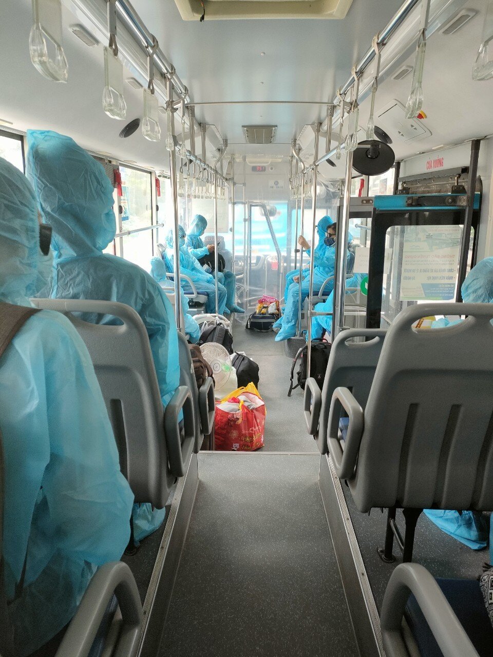 Trong s&aacute;ng nay (30/7), Transerco cũng bố tr&iacute; xe bu&yacute;t thuộc X&iacute; nghiệp xe bu&yacute;t nhanh BRT H&agrave; Nội đưa đ&oacute;n 68 c&ocirc;ng d&acirc;n F1 về c&aacute;c khu c&aacute;ch ly tập trung theo quy định.