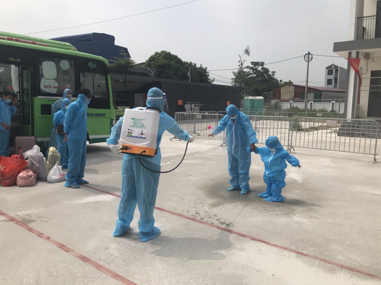 C&aacute;c biện ph&aacute;p ph&ograve;ng dịch Covid-19 được &aacute;p dụng nghi&ecirc;m ngặt bao gồm việc trang bị quần &aacute;o bảo hộ, khử khuẩn...