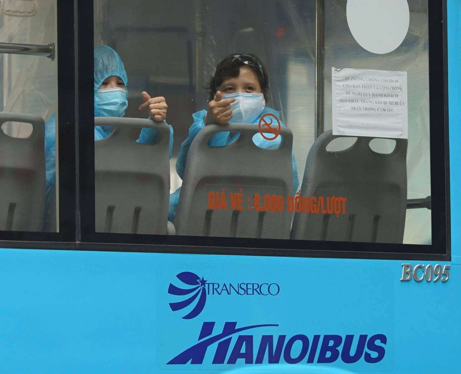 H&igrave;nh ảnh người d&acirc;n tại Vincom B&agrave; Triệu đi c&aacute;ch ly tr&ecirc;n xe bu&yacute;t.