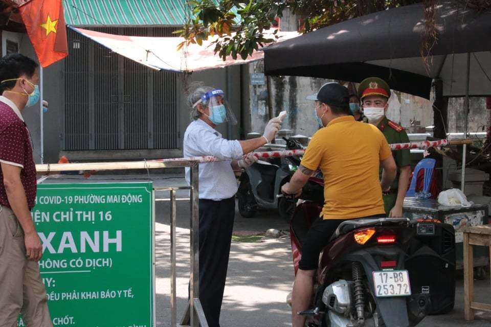 Từ ng&agrave;y 2/8, những "v&ugrave;ng xanh an to&agrave;n" lần đầu ti&ecirc;n xuất hiện ở Thủ đ&ocirc;. Đến nay, đ&atilde; c&oacute; khoảng gần 50 "v&ugrave;ng xanh an to&agrave;n" được h&igrave;nh th&agrave;nh tại hai phường: Mai Động v&agrave; Đại Kim, quận Ho&agrave;ng Mai, H&agrave; Nội.