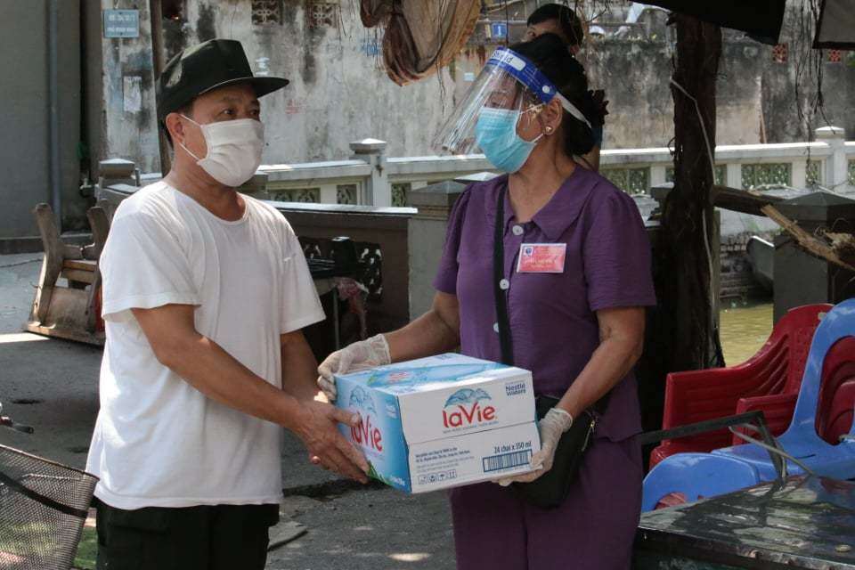 Lập chốt "v&ugrave;ng xanh an to&agrave;n", người d&acirc;n rất ủng hộ. Những người lớn tuổi, c&oacute; cả những bạn trẻ sẵn s&agrave;ng tham gia trực chốt. Ảnh chụp người d&acirc;n tặng nước uống cho chốt kiểm so&aacute;t "v&ugrave;ng xanh an to&agrave;n" ở khu d&acirc;n cư số 1, phường Mai Động.