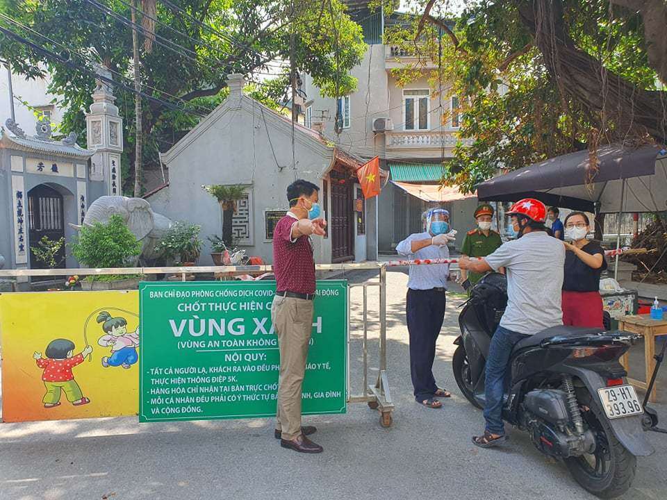 Một người đi xe m&aacute;y được mời quay đầu khi kh&ocirc;ng phải d&acirc;n cư của khu phố, kh&ocirc;ng c&oacute; l&yacute; do cần thiết để đi v&agrave;o "v&ugrave;ng xanh an to&agrave;n"