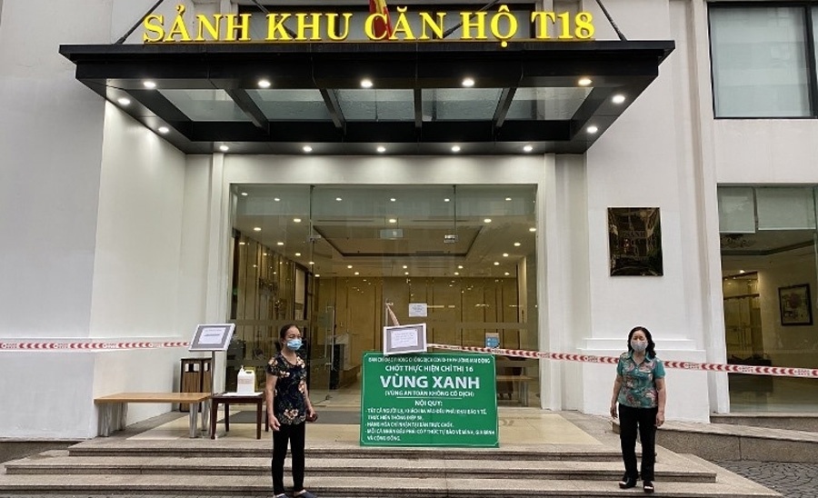 Trao đổi với PV B&aacute;o Giao th&ocirc;ng, &ocirc;ng Nguyễn Xu&acirc;n Phong, Ph&oacute; B&iacute; thư thường trực Quận uỷ Ho&agrave;ng Mai cho biết, trước t&igrave;nh h&igrave;nh dịch bệnh đang diễn biến rất phức tạp, nhưng c&oacute; rất nhiều khu d&acirc;n cư vẫn an to&agrave;n n&ecirc;n quận đ&atilde; đề xuất tự thiết lập c&aacute;c chốt "v&ugrave;ng xanh" để bảo vệ d&acirc;n cư.