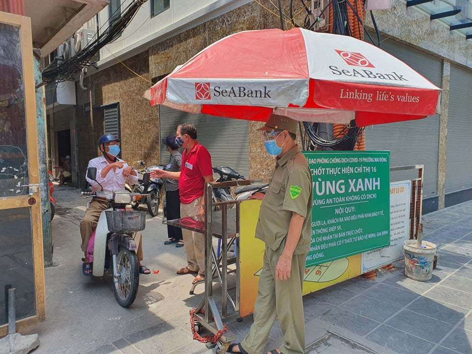 &Ocirc;ng Triệu Văn M&ugrave;i (SN 1955, tổ trưởng tổ 3, phường Mai Động, quận Ho&agrave;ng Mai, H&agrave; Nội) người trực tiếp kiểm so&aacute;t tại chốt V&ugrave;ng Xanh an to&agrave;n kh&ocirc;ng c&oacute; dịch Covid-19 địa b&agrave;n 2 khu 3 v&agrave; 2, Ng&otilde; 296 Minh Khai, phường Mai Động th&ocirc;ng tin: Để đảm bảo cho người ở ngo&agrave;i, địa phương kh&aacute;c c&oacute; dịch kh&ocirc;ng v&agrave;o khu d&acirc;n cư, c&ograve;n những người sinh sống trong khu vực ra v&agrave;o đều được đo kiểm tra th&acirc;n nhiệt, cũng như khai b&aacute;o y tế, l&yacute; do đi đ&acirc;u mới được ra ngo&agrave;i.