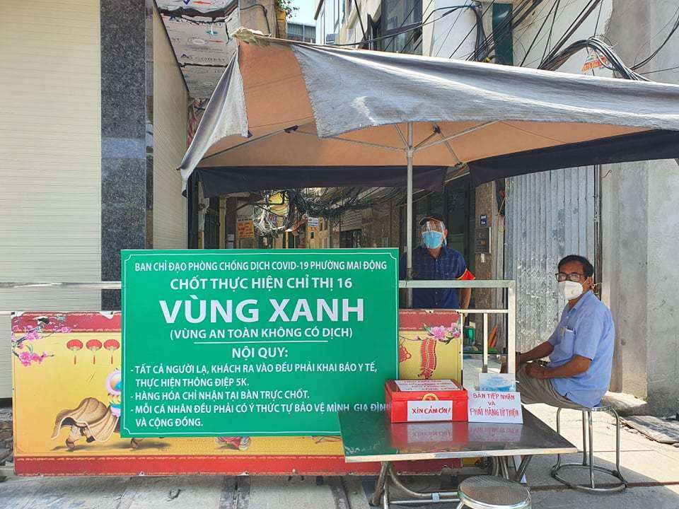 C&aacute;c lối ra v&agrave;o được r&agrave;o lại, chỉ c&ograve;n một lối đi duy nhất. Tại đ&acirc;y, tổ Covid-19 cộng đồng c&ugrave;ng với người d&acirc;n ở tổ d&acirc;n phố, khu d&acirc;n cư tự r&agrave;o chắn v&agrave; cử người tham gia trực chốt, giữ g&igrave;n, c&ugrave;ng phấn đấu kh&ocirc;ng để xảy ra dịch bệnh.