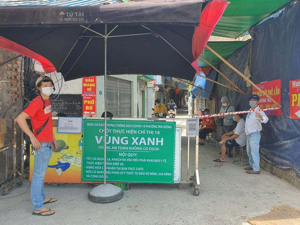 Ngay cả đối với những người vận chuyển h&agrave;ng ho&aacute; đến khu vực cũng kh&ocirc;ng được v&agrave;o trong, m&agrave; đều được tổ c&ocirc;ng t&aacute;c y&ecirc;u cầu dừng lại, đứng gọn v&agrave;o một chỗ rồi ngọi điện thoại cho người ra nhận h&agrave;ng.