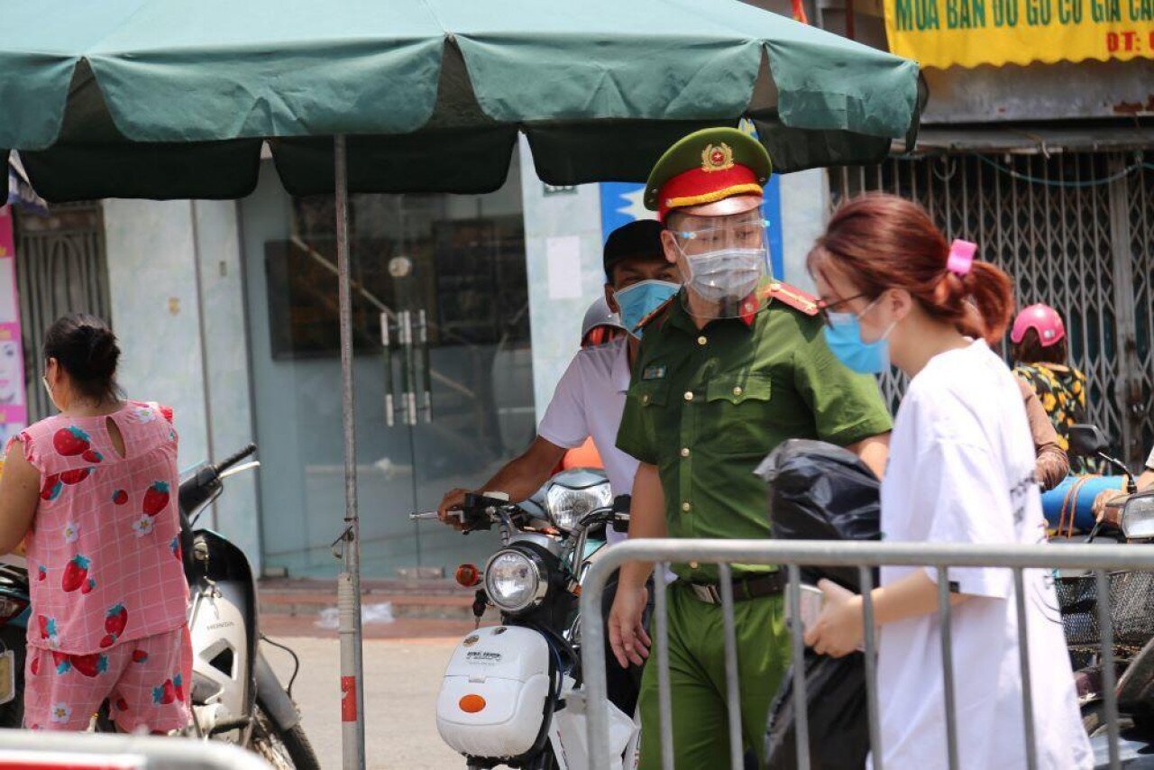 Theo ghi nhận của PV B&aacute;o Giao th&ocirc;ng, ng&agrave;y 4/8, thời tiết H&agrave; Nội n&oacute;ng như đổ lửa với nền nhiệt l&ecirc;n đến 37 độ C, c&aacute;c chốt kiểm so&aacute;t dịch tại những "điểm n&oacute;ng" n&agrave;y đang căng m&igrave;nh kiểm so&aacute;t người v&agrave; phương tiện.