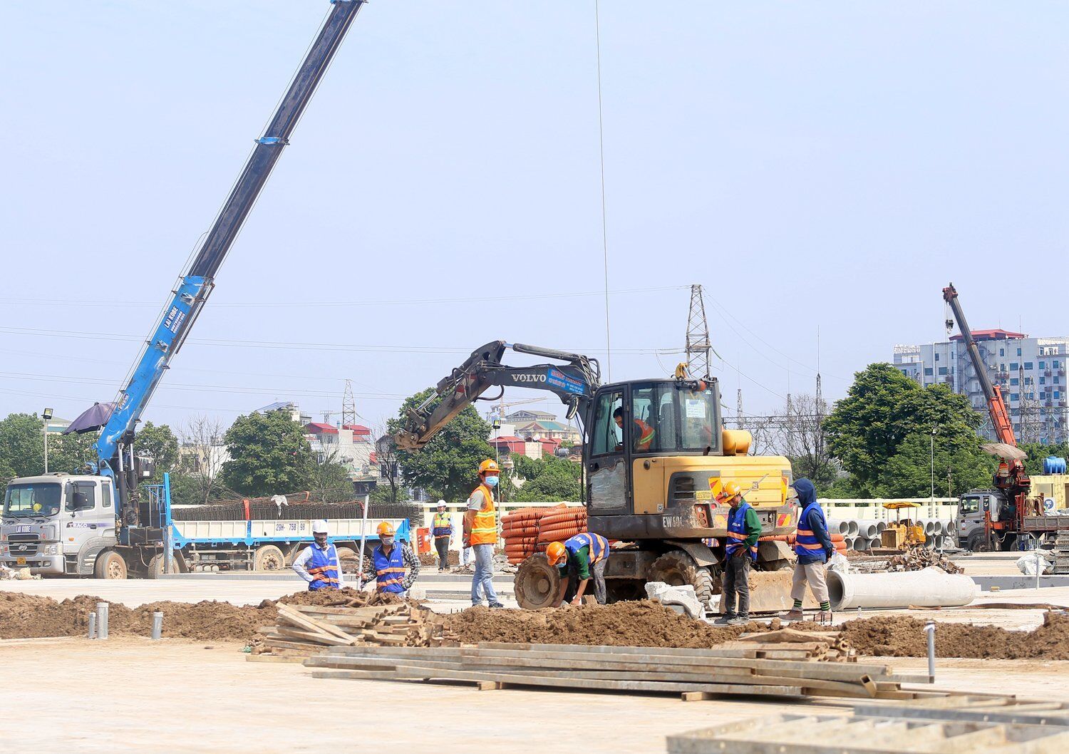 Nhiều thiết bị chuy&ecirc;n dụng hiện đại đ&atilde; được huy động tối đa để phục vụ lắp r&aacute;p, x&acirc;y dựng bệnh viện d&atilde; chiến.