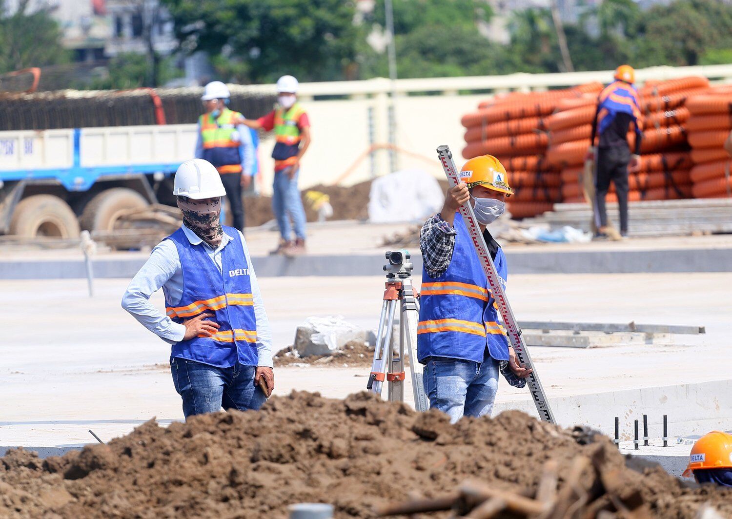 D&ugrave; thời tiết nắng n&oacute;ng nhưng c&aacute;c c&ocirc;ng nh&acirc;n ở c&ocirc;ng trường vẫn nỗ lực thi c&ocirc;ng với tiến độ nhanh nhất c&oacute; thể.