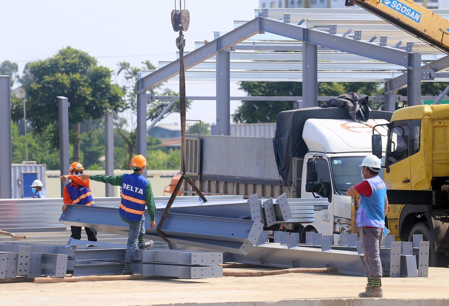 C&aacute;c phần việc như lắp đặt hệ thống điện, nước thải, cấp nước sạch, lắp khung th&eacute;p... đang được gấp r&uacute;t ho&agrave;n thiện.