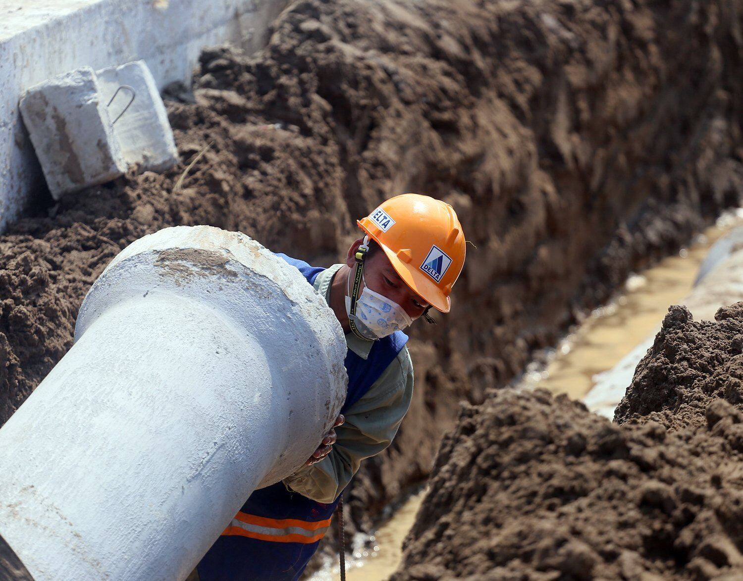 Hạng mục đường ống nước thải đang được đơn vị thi c&ocirc;ng gấp r&uacute;t thực hiện để tr&aacute;nh gặp thời tiết mưa b&atilde;o ảnh hưởng đến tiến độ thi c&ocirc;ng của to&agrave;n bộ c&ocirc;ng tr&igrave;nh.