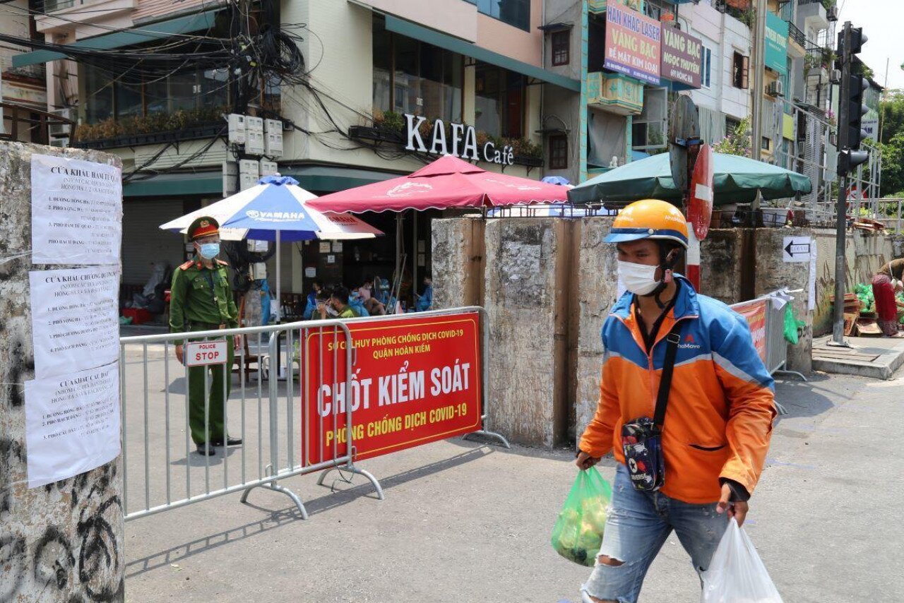 Từ ng&agrave;y 31/7, TP H&agrave; Nội đ&atilde; quyết định phong tỏa to&agrave;n bộ phường Chương Dương (quận Ho&agrave;n Kiếm) sau khi ph&aacute;t hiện gần 17 ca nhiễm Covid -19 tr&ecirc;n địa b&agrave;n phường n&agrave;y.