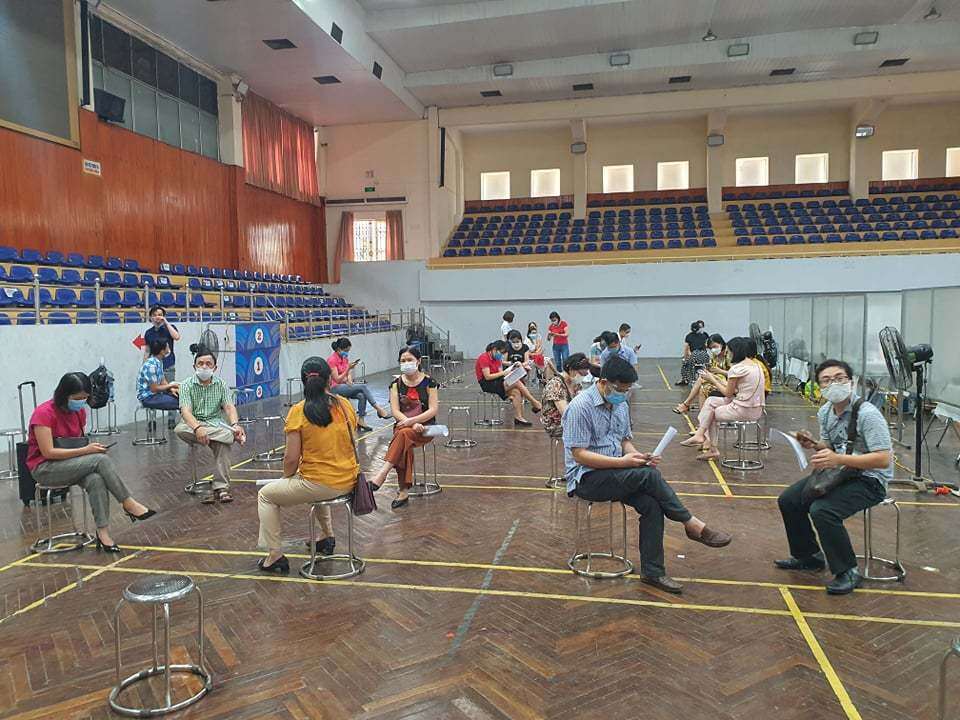 Mọi người đến đ&acirc;y đều phải tu&acirc;n thủ nghi&ecirc;m ngặt c&aacute;c biện ph&aacute;p ph&ograve;ng chống dịch Covid-19 như đeo khẩu trang, s&aacute;t khuẩn tay, giữ khoảng c&aacute;ch an to&agrave;n.