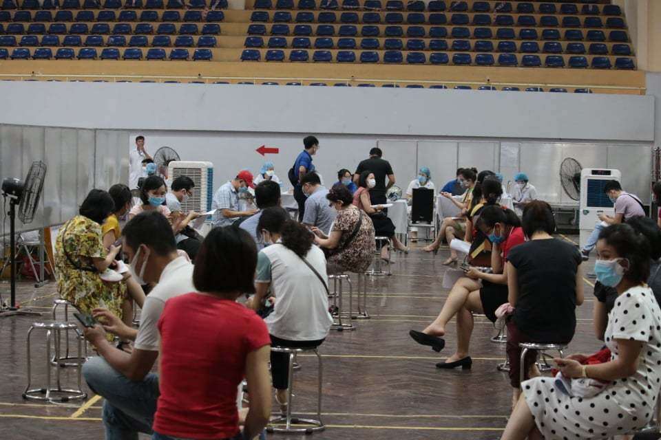 Được biết, tại đ&acirc;y c&oacute; 51 d&acirc;y chuyền ti&ecirc;m, dự kiến đến hết ng&agrave;y 5/8 sẽ ti&ecirc;m khoảng 25.680 mũi cho người d&acirc;n.