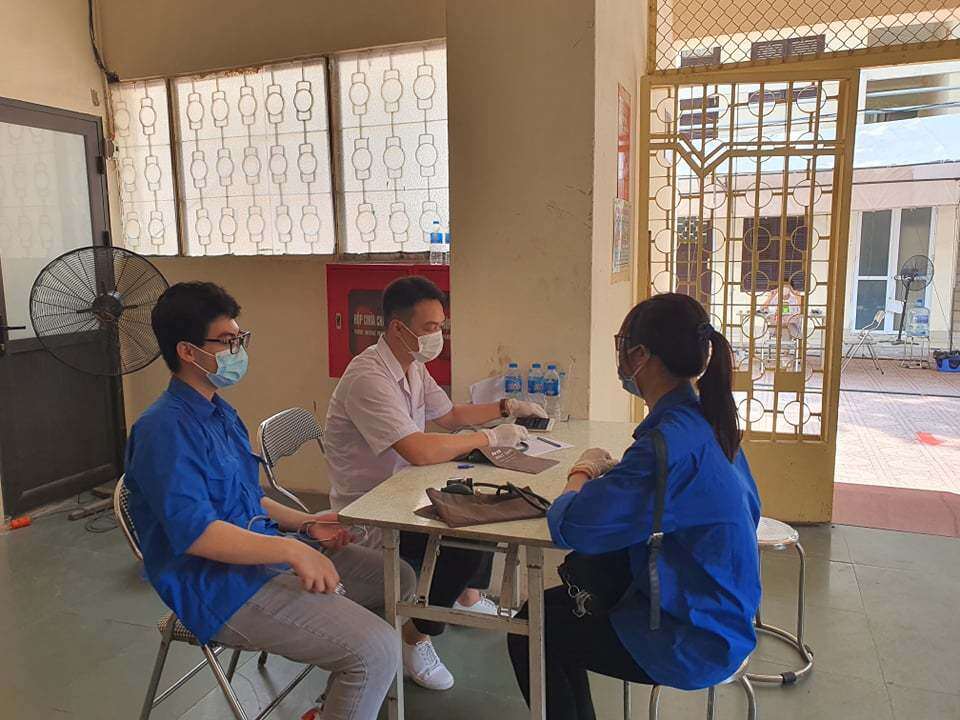 Người d&acirc;n sẽ được kiểm tra, đối chiếu th&ocirc;ng tin, nếu kh&ocirc;ng c&oacute; trong danh s&aacute;ch hoặc th&ocirc;ng tin kh&ocirc;ng ph&ugrave; hợp sẽ được y&ecirc;u cầu ra về v&agrave; quay lại ti&ecirc;m đ&uacute;ng thời gian đ&atilde; được quy định.