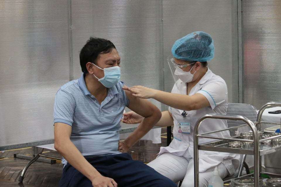 Với phương ch&acirc;m "Vaccine về tới đ&acirc;u, tổ chức ti&ecirc;m ngay tới đ&oacute;", H&agrave; Nội đang triển khai chiến dịch ti&ecirc;m chủng vaccine ph&ograve;ng Covid-19 với quy m&ocirc; lớn tr&ecirc;n địa b&agrave;n th&agrave;nh phố ngay sau khi được Bộ Y tế ph&acirc;n bổ nguồn vaccine.