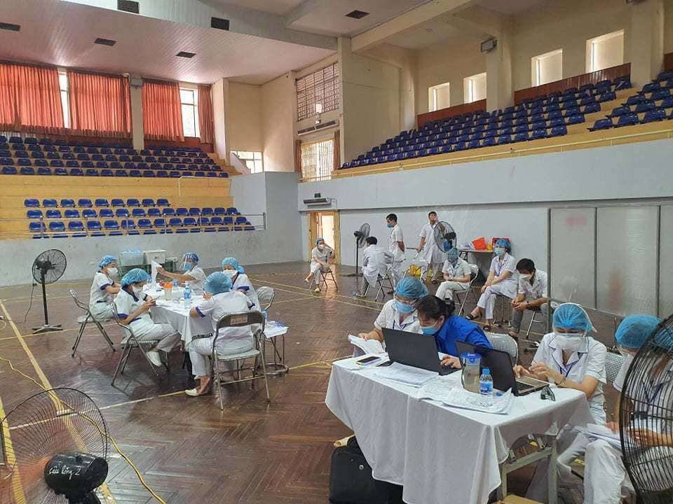 Trước khi được ti&ecirc;m vacine mọi người đều phải kiểm tra về t&igrave;nh trạng sức khỏe, nếu đủ điều kiện th&igrave; mới được ti&ecirc;m.