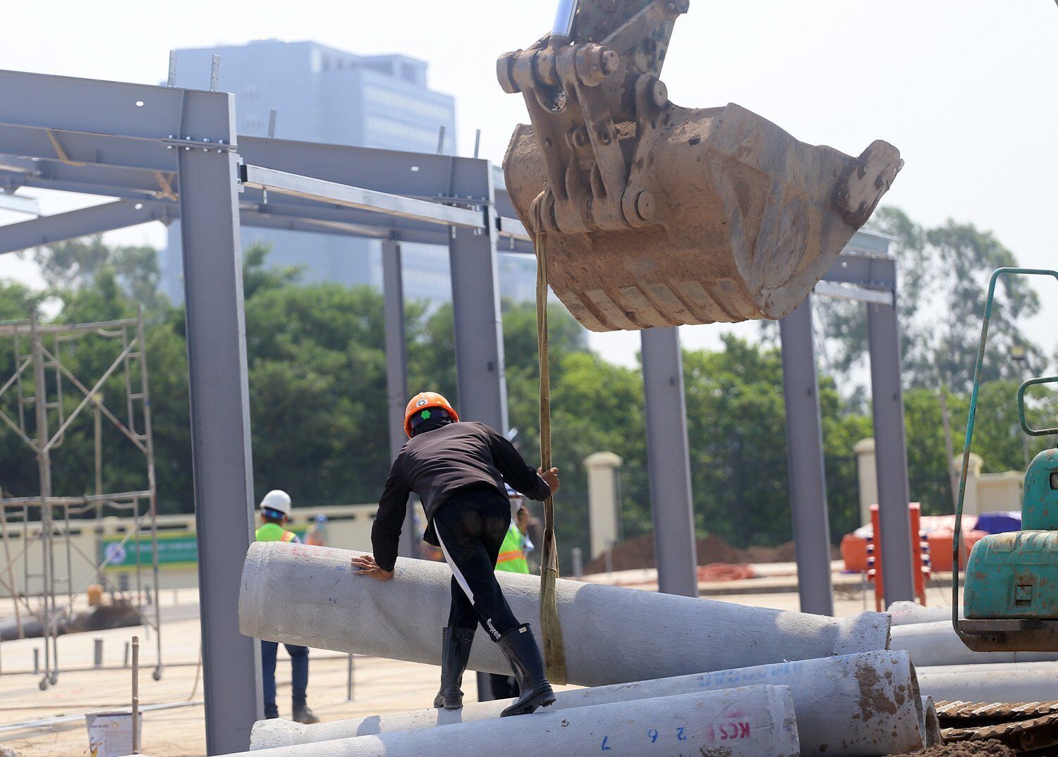 Ghi nhận của PV tại đ&acirc;y cho thấy, sau 10 ng&agrave;y thi c&ocirc;ng, bệnh viện d&atilde; chiến đ&atilde; ho&agrave;n th&agrave;nh xong việc san lấp mặt bằng, đổ s&agrave;n.