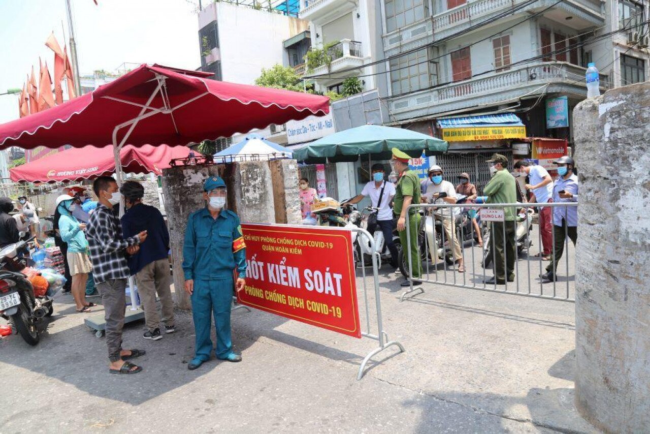 12h30, tại chốt kiểm so&aacute;t v&agrave;o phố Chương Dương Độ (phường Chương Dương, quận Ho&agrave;n Kiếm) lực lượng c&ocirc;ng an, d&acirc;n ph&ograve;ng tại đ&acirc;y lập r&agrave;o chắn kh&ocirc;ng cho người v&agrave; phương tiện qua lại. Một số người tr&igrave;nh b&agrave;y v&agrave;o ship h&agrave;ng, chuyển h&agrave;ng cho người trong khu vực c&aacute;ch ly đều bị từ chối. Lực lượng tại chốt chỉ cho ph&eacute;p những trường hợp đặc biệt như cấp cứu, người thực hiện nhiệm vụ ph&ograve;ng, chống dịch...qua chốt.