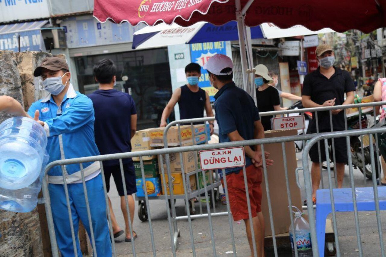 Tại đ&acirc;y đ&atilde; th&agrave;nh lập lực lượng hỗ trợ chuyển h&agrave;ng, vật dụng thiết yếu v&agrave;o khu phong tỏa. Theo đ&oacute;, Tổ Covid cộng đồng h&agrave;ng ng&agrave;y c&oacute; 2 buổi s&aacute;ng, chiều đảm nhận nhiệm vụ vận chuyển h&agrave;ng v&agrave;o từng nh&agrave; cho b&agrave; con. Tổ n&agrave;y gồm c&aacute;c lực lượng d&acirc;n qu&acirc;n t&igrave;nh nguyện, d&acirc;n ph&ograve;ng, tổ trưởng, tổ ph&oacute; c&aacute;c tổ d&acirc;n phố, thanh ni&ecirc;n t&igrave;nh nguyện, hội phụ nữ phường, tất cả đều đ&atilde; được x&eacute;t nghiệm Covid-19, được cấp trang thiết bị bảo hộ h&agrave;ng ng&agrave;y để đưa lương thực, thực phẩm, c&aacute;c mặt h&agrave;ng thiết yếu đến từng hộ gia đ&igrave;nh trong khu c&aacute;ch ly.