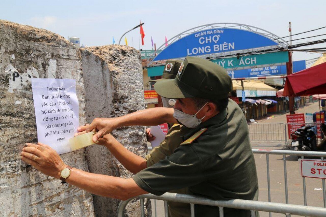 Ng&agrave;y 3/8, chợ Long Bi&ecirc;n - chợ đầu mối lớn nhất H&agrave; Nội cũng bị phong tỏa khi c&oacute; ca nhiễm Covid-19 đồng thời c&oacute; ca nhiễm Covid-19 kh&aacute;c từng đi giao h&agrave;ng, tiếp x&uacute;c với nhiều người trong chợ.