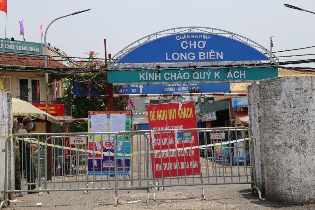 Những ng&agrave;y gần đ&acirc;y, phường Chương Dương (quận Ho&agrave;n Kiếm) v&agrave; khu vực chợ Long Bi&ecirc;n (phường Ph&uacute;c X&aacute;, quận Ba Đ&igrave;nh) được x&aacute;c định l&agrave; những "điểm n&oacute;ng" dịch Covid-19 diễn biến phức tạp.