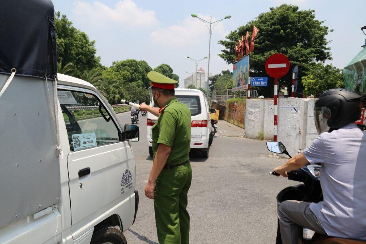 Đại diện l&atilde;nh đạo C&ocirc;ng an phường Ph&uacute;c X&aacute; (quận Ba Đ&igrave;nh) cho biết: C&ocirc;ng an phường huy động 100% qu&acirc;n số, chia ca phối hợp với c&aacute;c lực lượng kiểm so&aacute;t chặt kh&ocirc;ng cho người, phương tiện ra v&agrave;o chợ Long Bi&ecirc;n. Tại những khu vực l&acirc;n cận chợ Long Bi&ecirc;n, C&ocirc;ng an phường, d&acirc;n ph&ograve;ng kiểm so&aacute;t chặt chẽ người, phương tiện đảm bảo những người đủ điều kiện theo quy định ra, v&agrave;o. Ảnh: C&ocirc;ng an phường Ph&uacute;c X&aacute; (Ba Đ&igrave;nh) kiểm so&aacute;t phương tiện đi v&agrave;o phố T&acirc;n Ấp.
