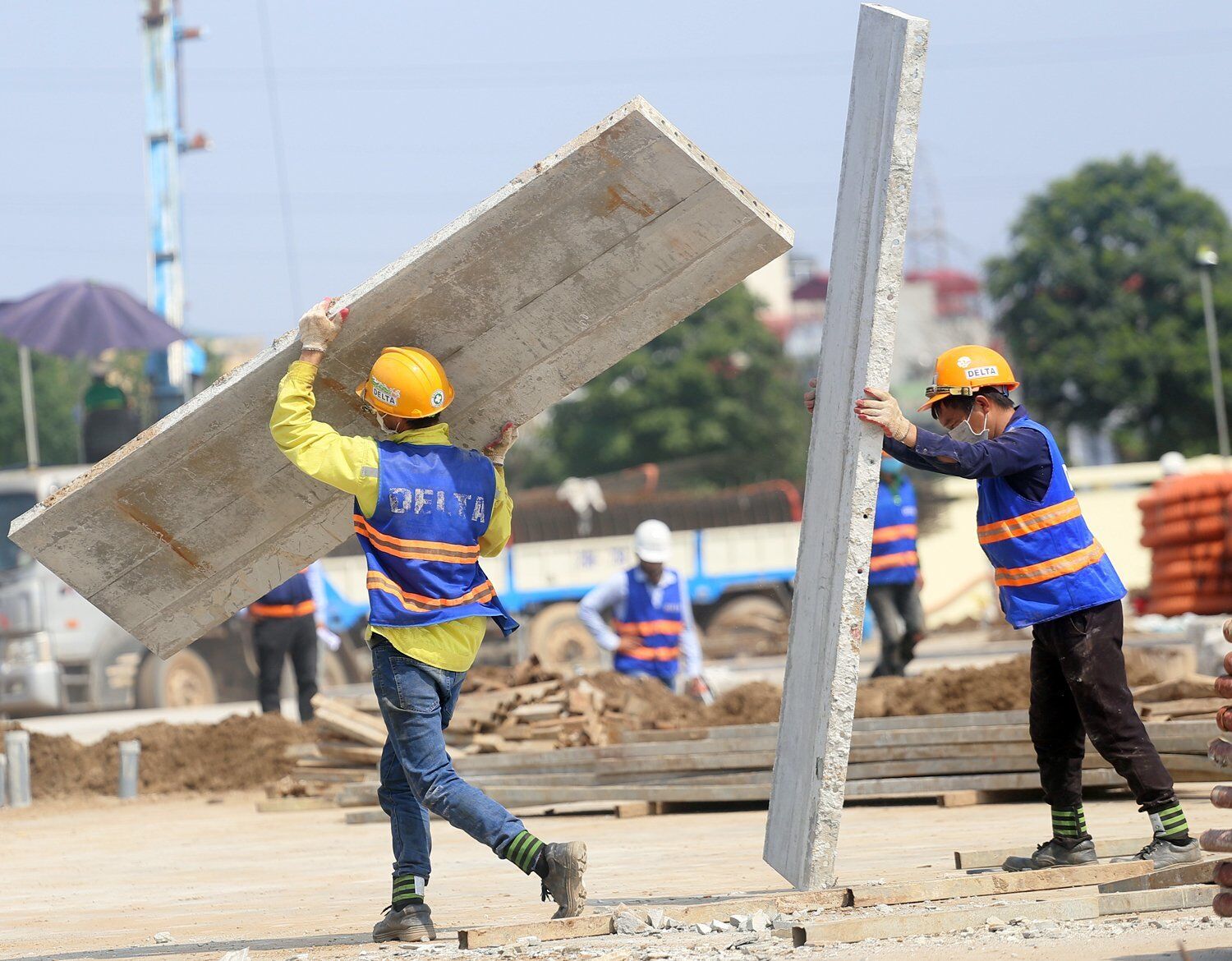 Với t&iacute;nh cấp b&aacute;ch, đơn vị thi c&ocirc;ng đ&atilde; huy động khoảng 400 c&ocirc;ng nh&acirc;n thay nhau l&agrave;m việc kh&ocirc;ng kể ng&agrave;y đ&ecirc;m để thực hiện c&aacute;c hạng mục của bệnh viện d&atilde; chiến.