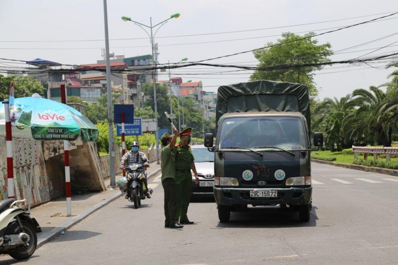 Theo đại diện C&ocirc;ng an quận Ho&agrave;n Kiếm, &ldquo;Hơn 100 c&aacute;n bộ chiến sĩ c&ocirc;ng an quận Ho&agrave;n Kiếm v&agrave; C&ocirc;ng an phường Chương Dương l&agrave;m nhiệm vụ 24/24 đảm bảo an to&agrave;n cho to&agrave;n bộ khu vực c&aacute;ch ly&rdquo;. Ảnh: Kiểm so&aacute;t phương tiện tại tuyến đường Hồng H&agrave; thuộc khu vực phường Ph&uacute;c X&aacute;, quận Ba Đ&igrave;nh.
