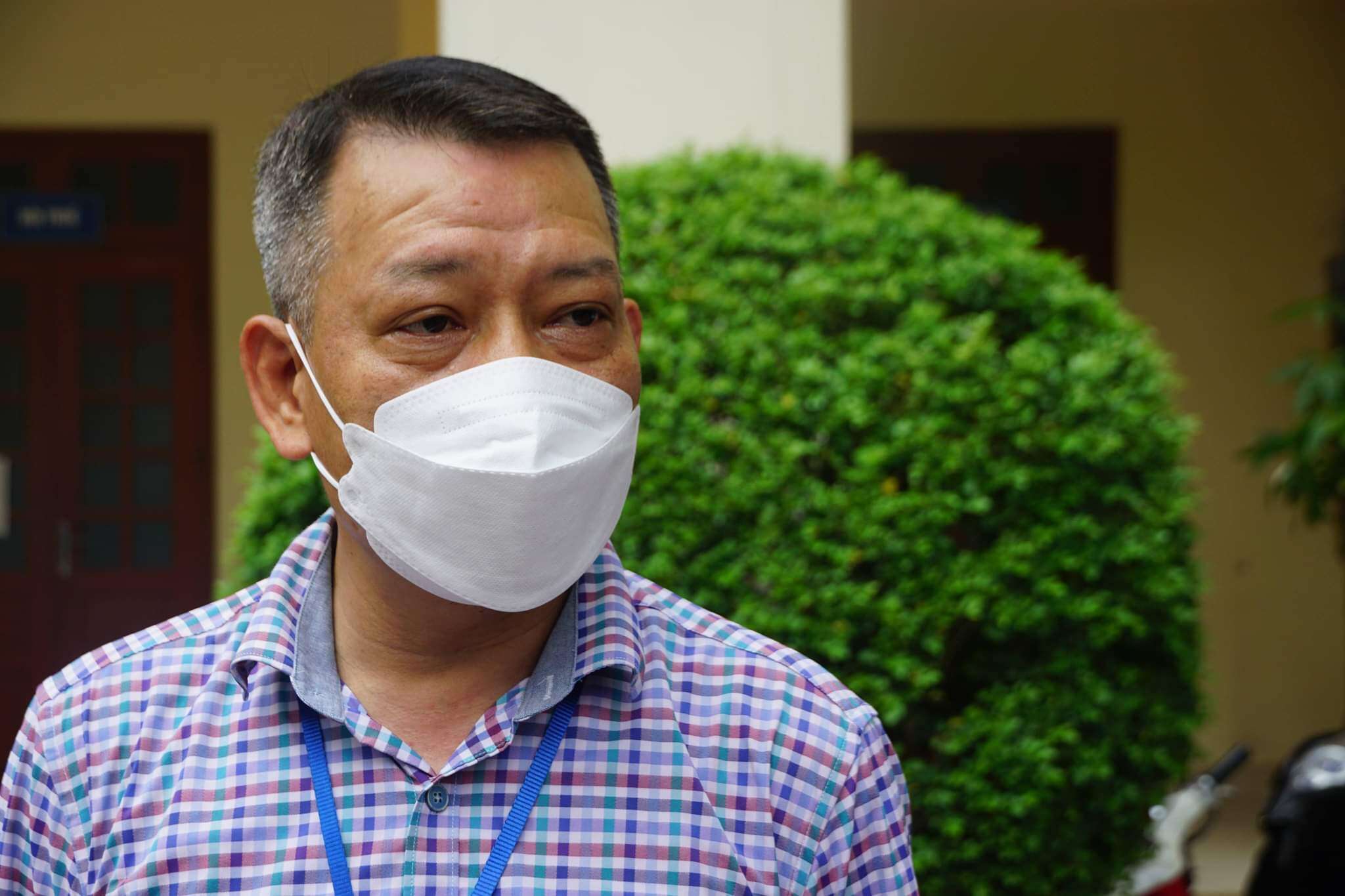 Li&ecirc;n quan đến vấn đề n&agrave;y, &ocirc;ng Đỗ Ngọc Anh (Chủ tịch UBND phường Y&ecirc;n H&ograve;a) cho biết, trong ng&agrave;y đầu ti&ecirc;n &aacute;p dụng quy định mới, người d&acirc;n đến phường xin x&aacute;c nhận rất đ&ocirc;ng.