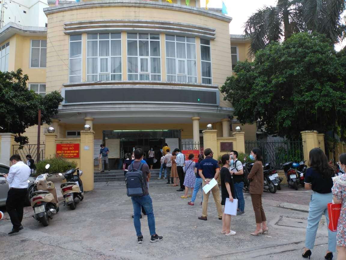 Tại UBND phường Dịch Vọng Hậu, PV cũng ghi nhận cảnh tượng người d&acirc;n xếp h&agrave;ng d&agrave;i để xin x&aacute;c nhận v&agrave;o giấy đi đường.