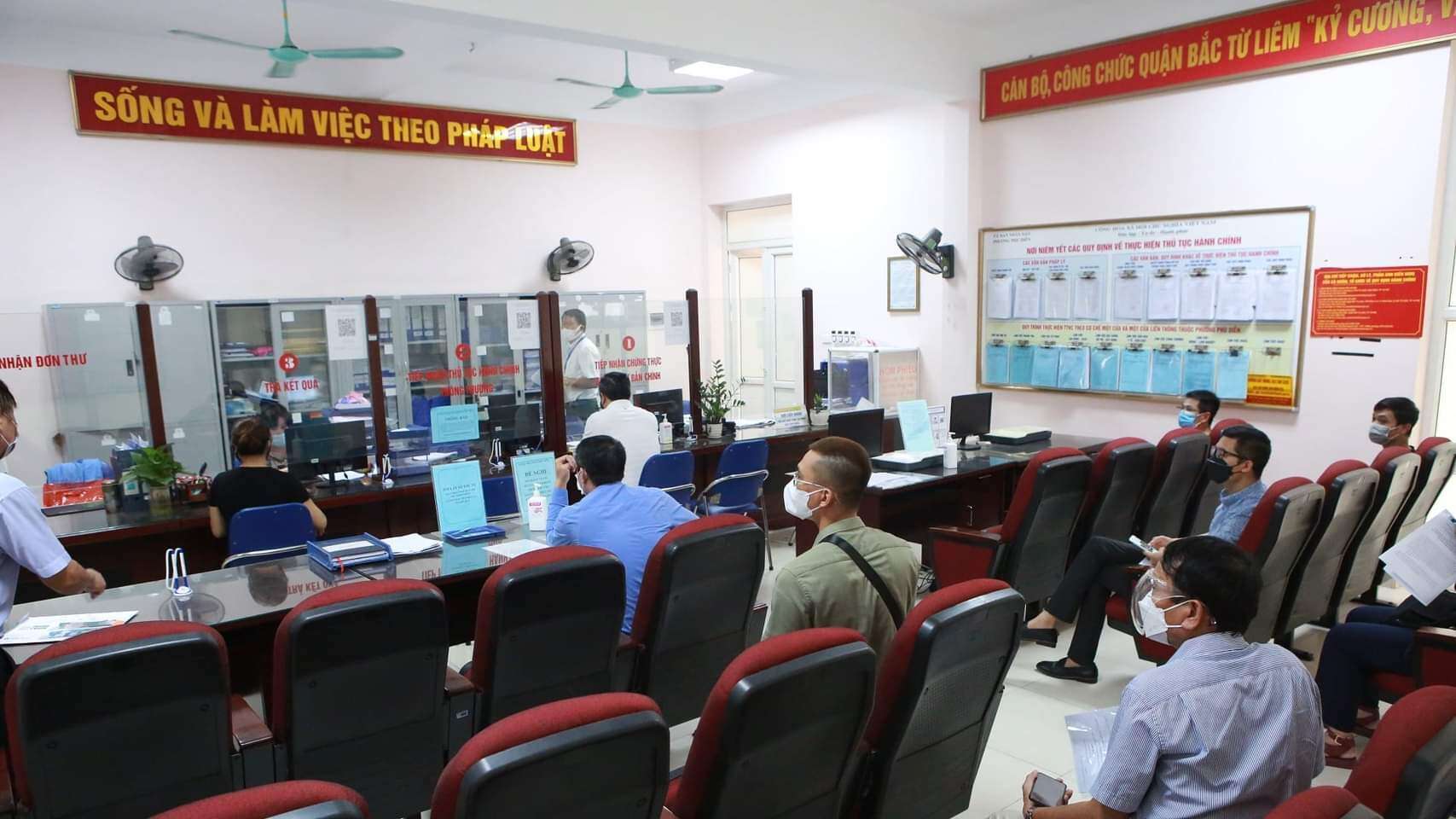 Trước việc TP H&agrave; Nội quy định về giấy đi đường mới trong thời gian gi&atilde;n c&aacute;ch x&atilde; hội, h&ocirc;m nay (9/8) đ&atilde; c&oacute; rất nhiều người d&acirc;n đến c&aacute;c phường để xin x&aacute;c nhận.