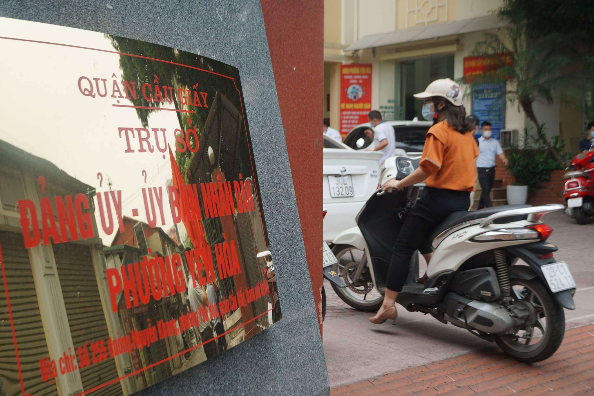 Theo vị Chủ tịch phường Y&ecirc;n H&ograve;a, trước nhiệm vụ được giao, phường đ&atilde; &aacute;p dụng c&ocirc;ng nghệ phục vụ c&ocirc;ng t&aacute;c thẩm hồ sơ. Sau kh&acirc;u thẩm hồ sơ, nếu đạt y&ecirc;u cầu, c&aacute;c đơn vị mang hồ sơ trực tiếp đến UBND phường ho&agrave;n tất thủ tục. "Những thời điểm đơn vị, c&ocirc;ng d&acirc;n đến xin x&aacute;c nhận đ&ocirc;ng, ch&uacute;ng t&ocirc;i hẹn giờ quay lại để hạn chế việc tụ tập đ&ocirc;ng người tại trụ sở UBND phường", &ocirc;ng Ngọc Anh n&oacute;i.